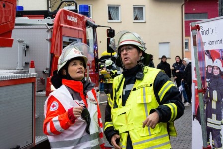 Leiterin der DRK Schnelleinsatzgruppe und Kommandant der Feuerwehr besprechen die Lage vor Ort