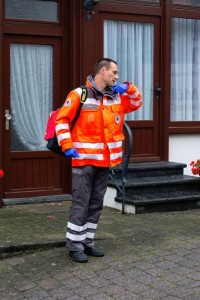 Die Kommunikation läuft an der Einsatzstelle unter anderem über Funkgeräte
