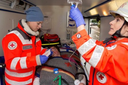 Eine Frau mit drittgradigen Verbrennungen wurde im Arztwagen medizinisch versorgt