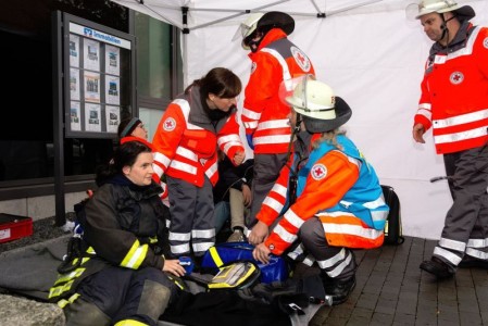 Eine Atemschutzgeräteträgerin war kollabiert und wurde zur Überwachung an das DRK übergeben