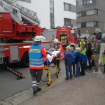 Ein Verletzter wird von der Feuerwehr übernommen