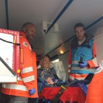 Versorgung eines Patienten im Arztwagen