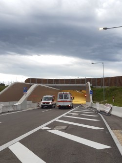 Erste Fahrt durch den neuen Tunnel